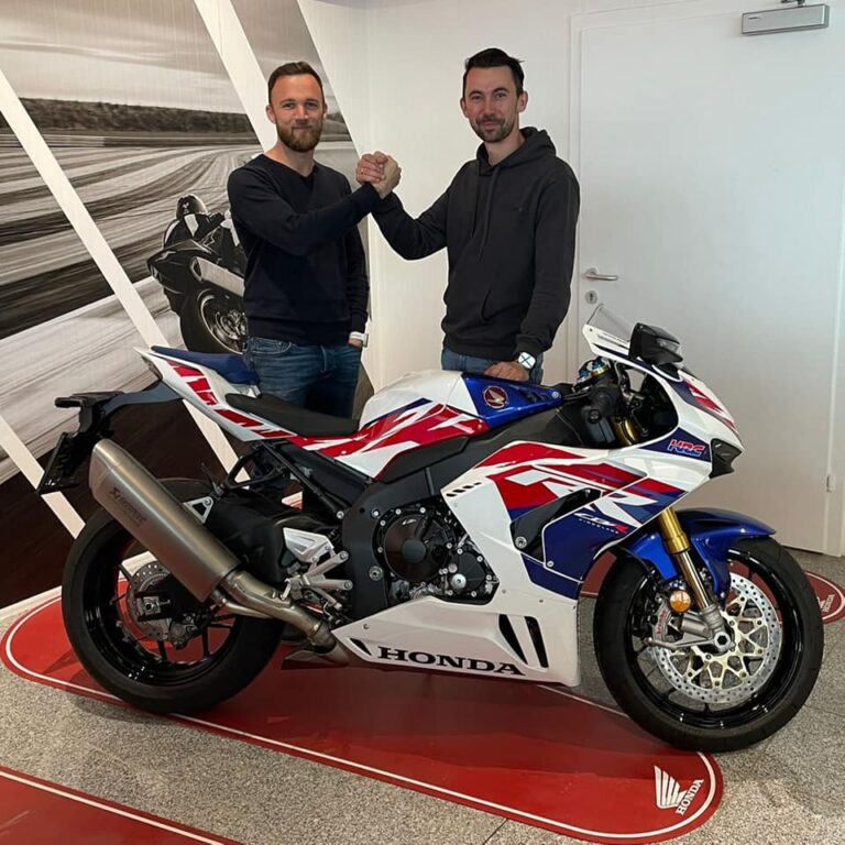 © Copyright-Free Julian Trummer (li.) mit Geri Gesslbauer, der ihm eine Honda CBR1000RR-R als Erstazbike zur Verfügung stellt